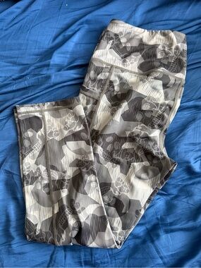 CVG Covert Skulls medium capris